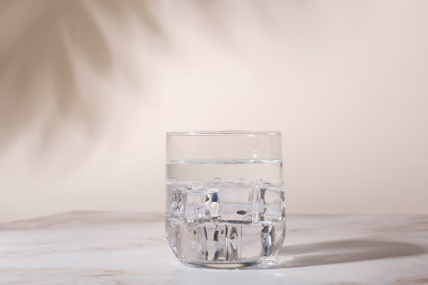 ¿Es malo beber agua fría?
