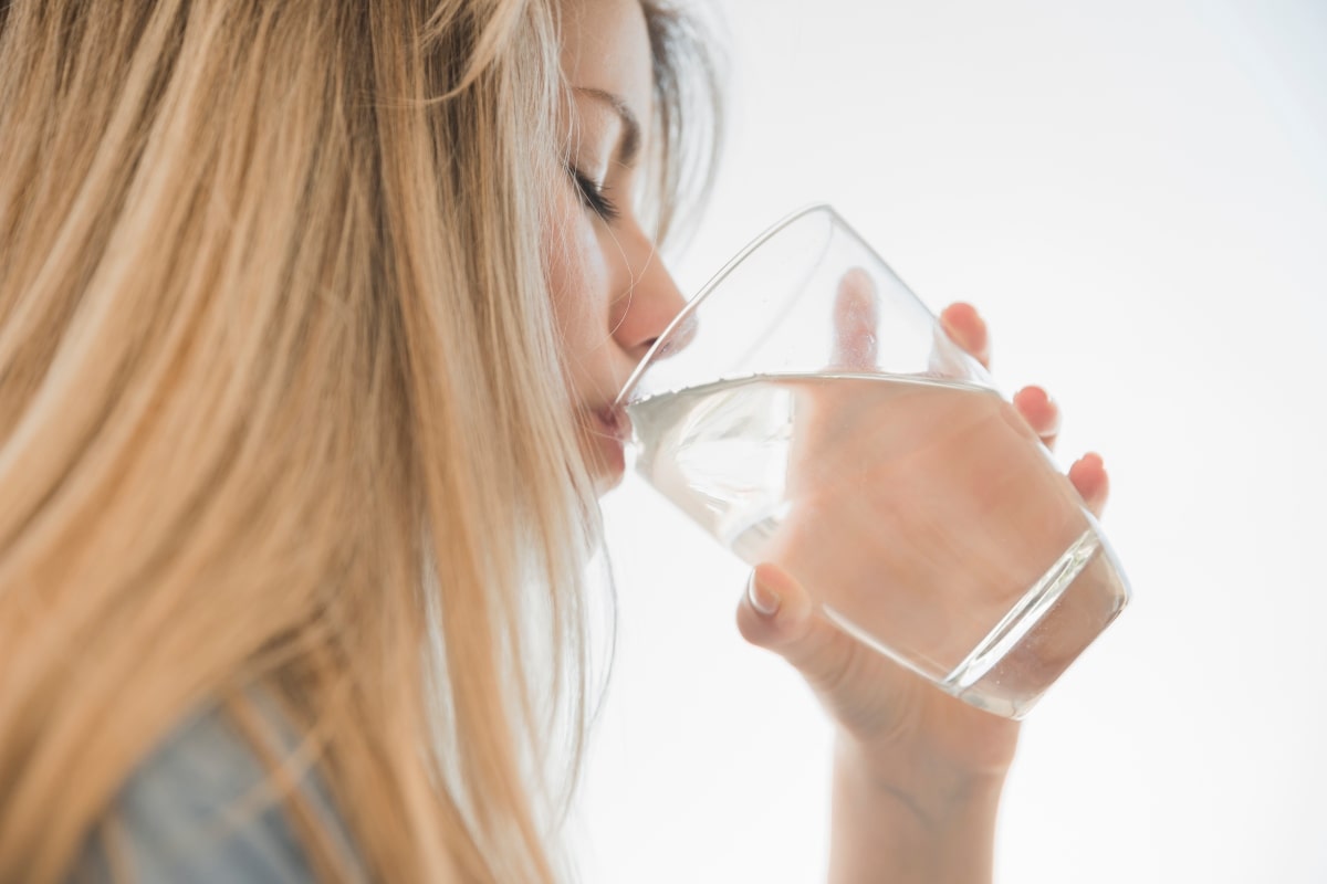 ¿Es bueno tomar agua después de comer?