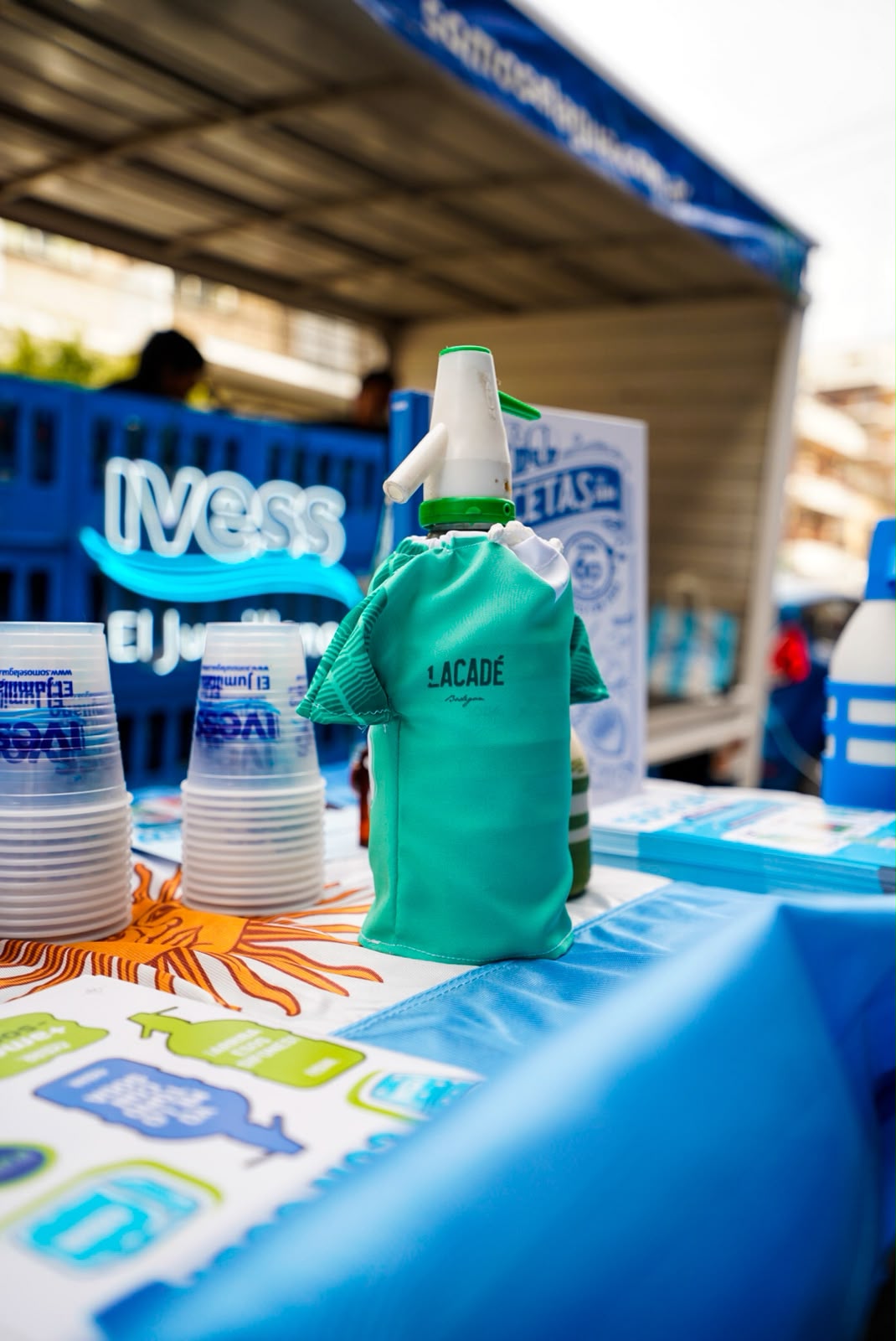 Racing, soda y tradición: IVESS El Jumillano presentó una edición especial de sifones para homenajear al bodegón Lacadé