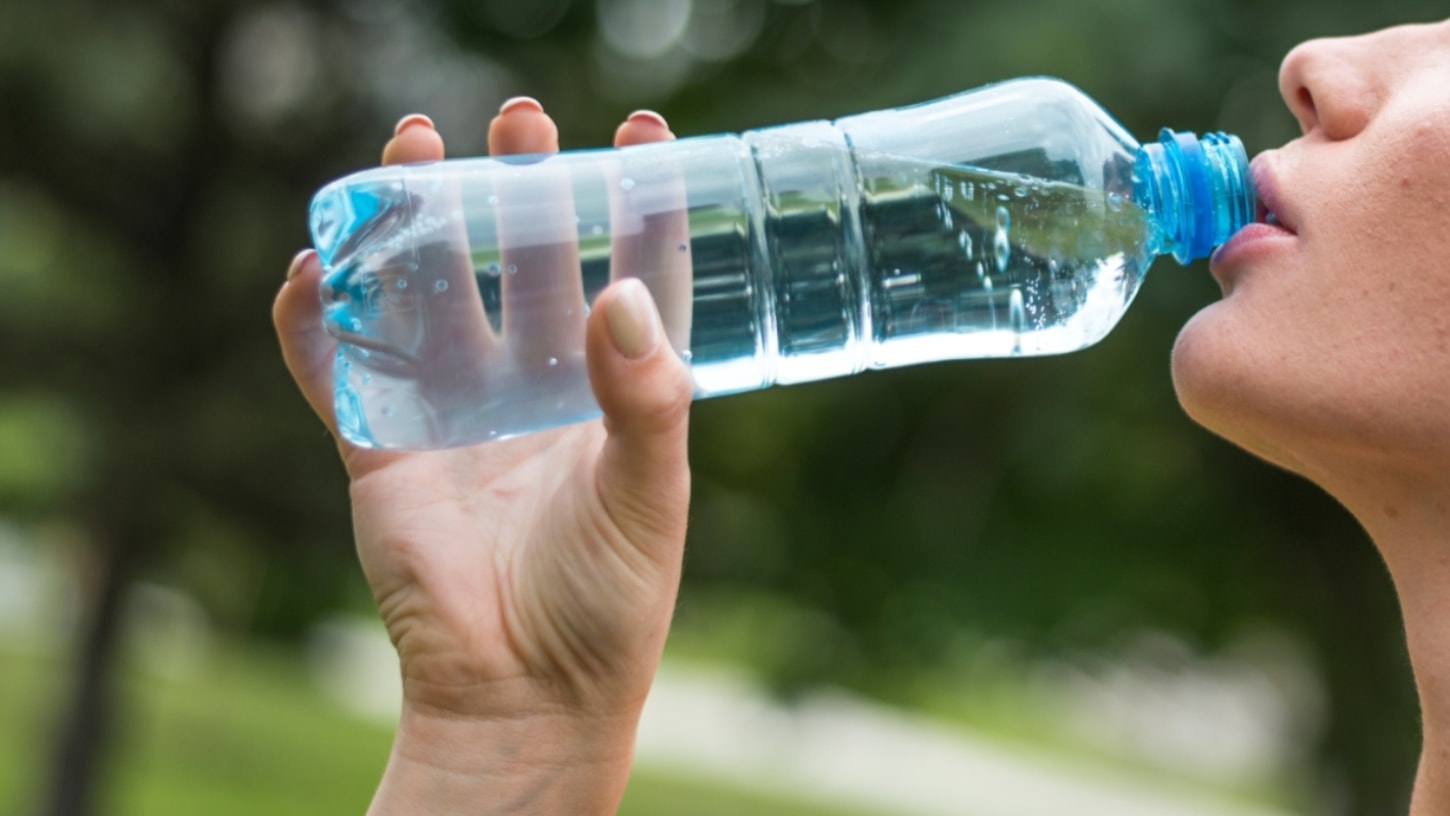 ¿Cuál es la cantidad de agua recomendada al día?