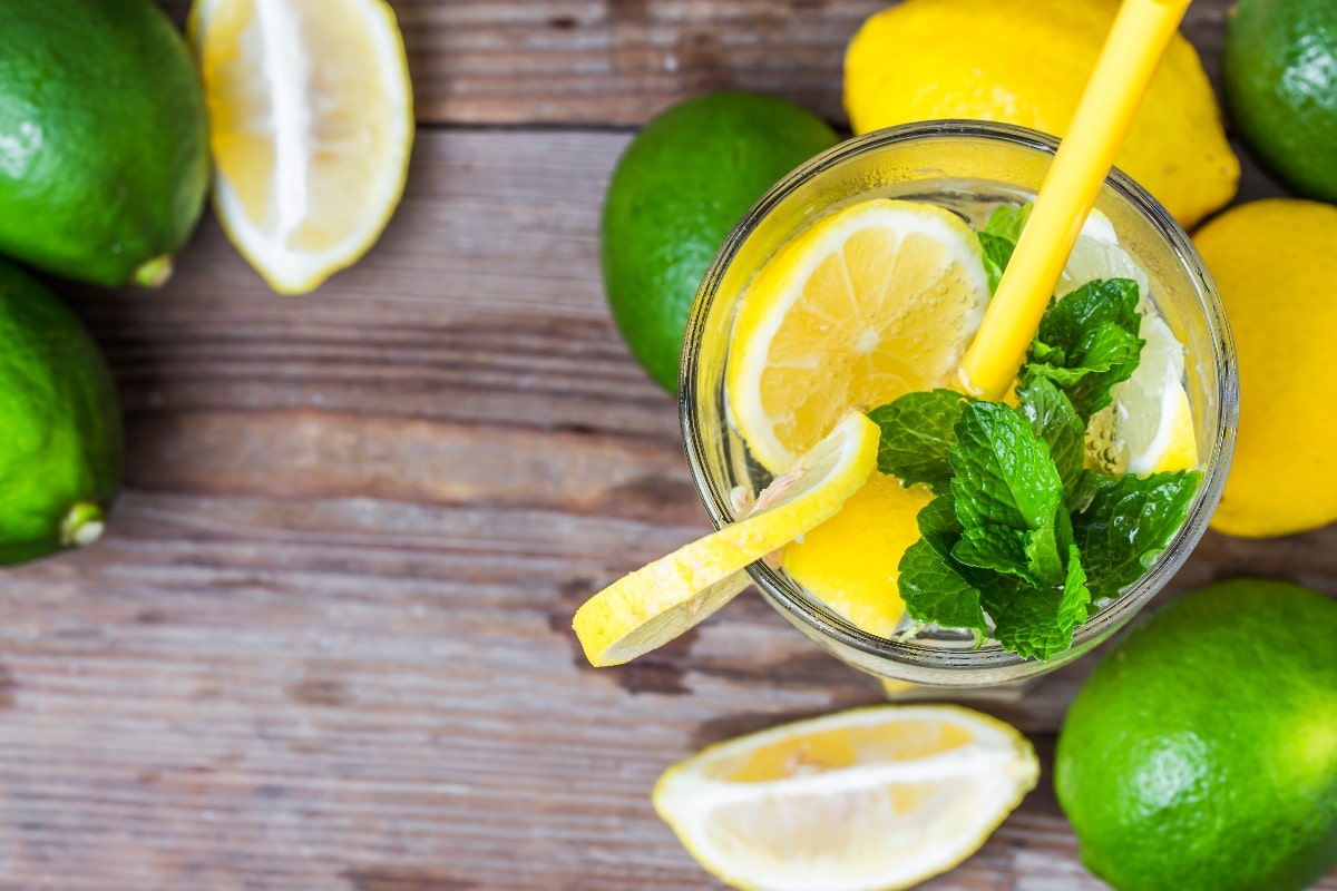Beneficios de tomar agua con limón durante el día