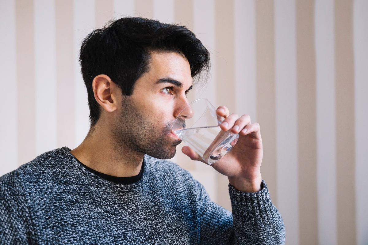 ¿Cada cuantas horas se debe tomar agua? 