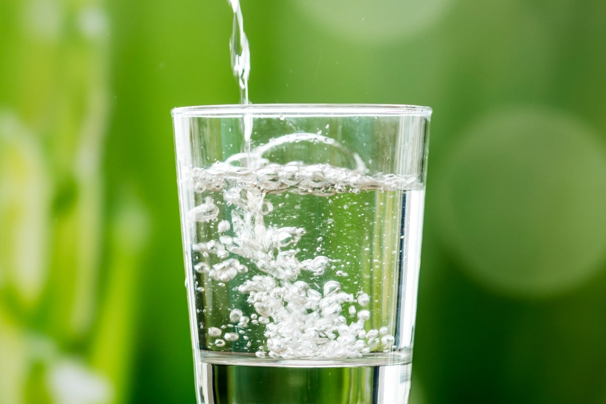 ¿Cuáles son los beneficios de tomar agua tibia?